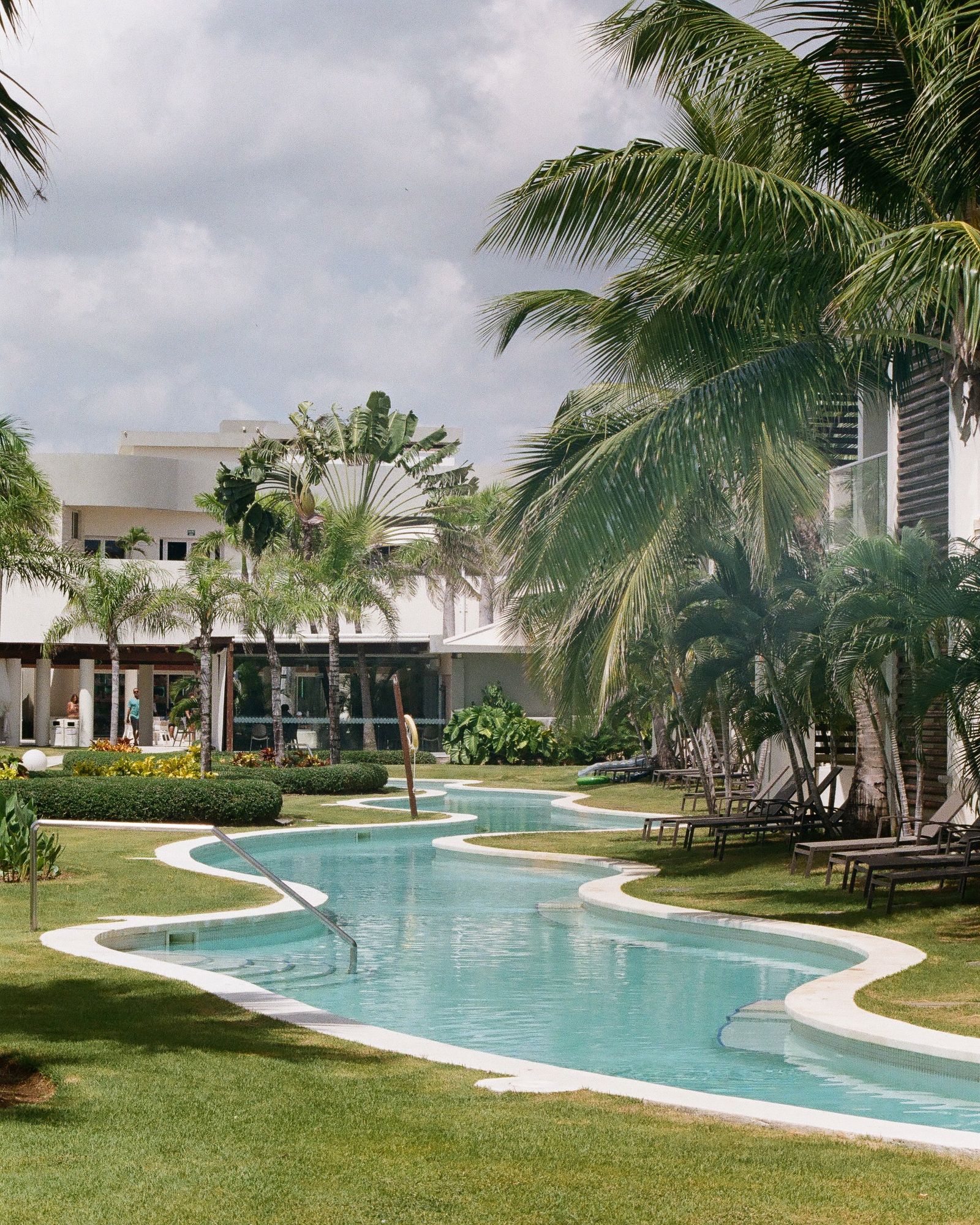 A crystal-clear Caribbean swim-up pool suite at sunset — the kind of room $500/night buys when promotions stack correctly.